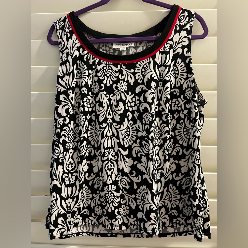Studio I Size 14W Black and White Sleeveless Top